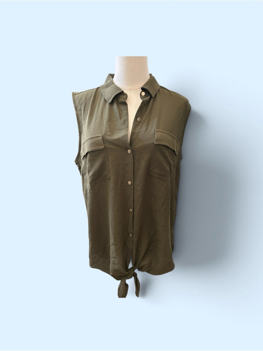 Jones New York Olive Sleeveless Tie-Hem Button Front Top
